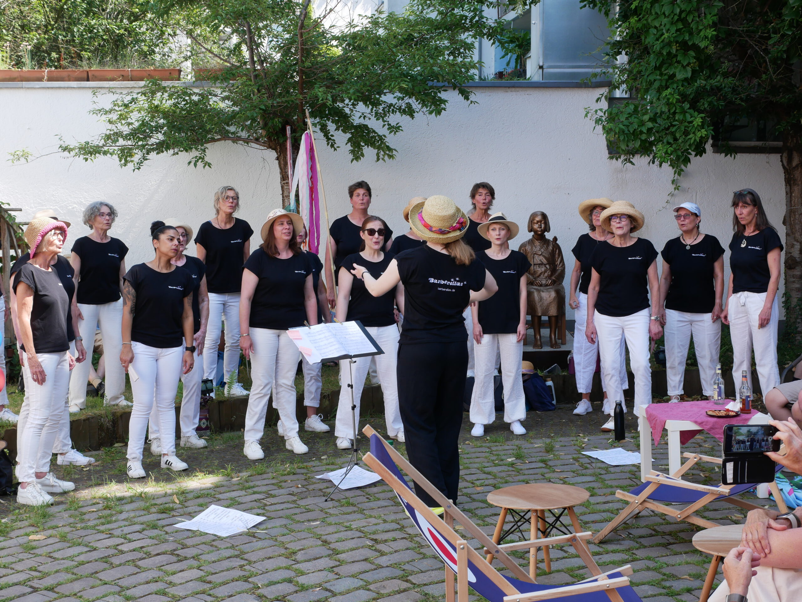Sonnenschein, Sonnenhüte und satte Harmonien – Die Barberellas beim „Sound der Altstadt“